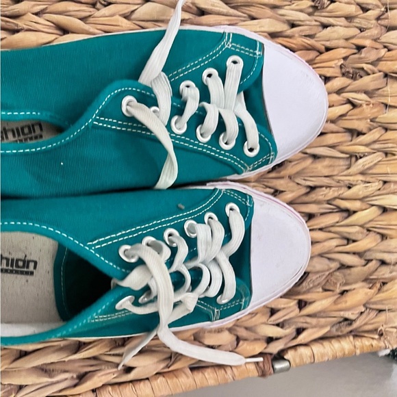 Stylish Dark Green Canvas Sneakers – Size 9 (US) / 43 (EU) - Picture 14 of 14